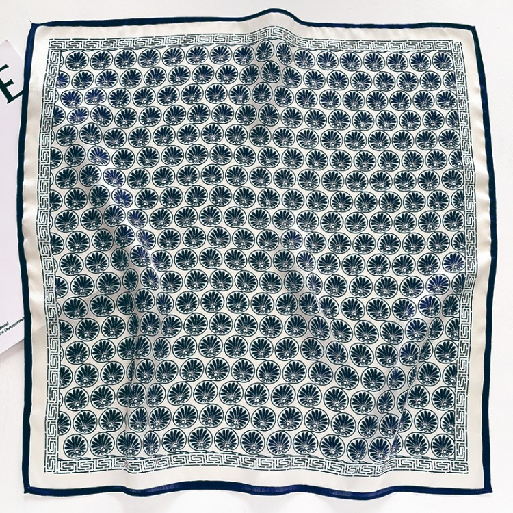 Шийна хустка шовкова біла з синім візерунком, 53*53 см - 2