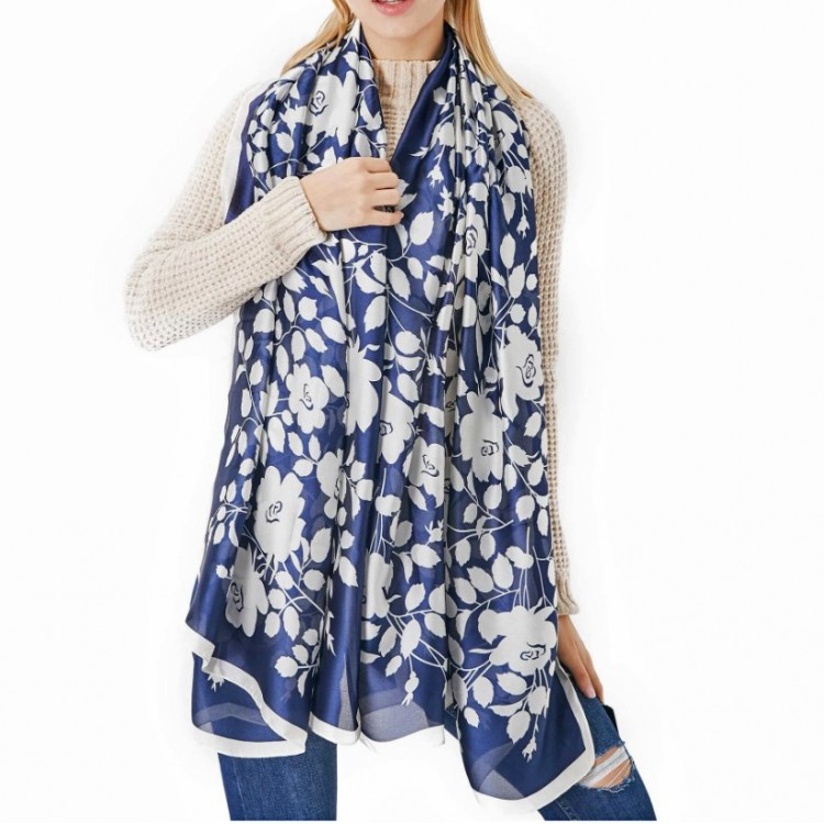 Жіночий шарф шовковий синій з білими трояндами шипшини - 4