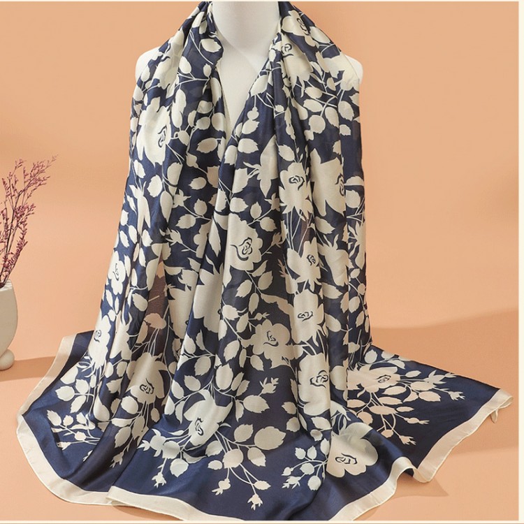Жіночий шарф шовковий синій з білими трояндами шипшини - 2