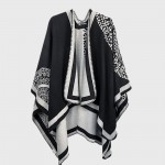 Жіноче пончо чорно-біле двостороннє з квіткою, 160*134