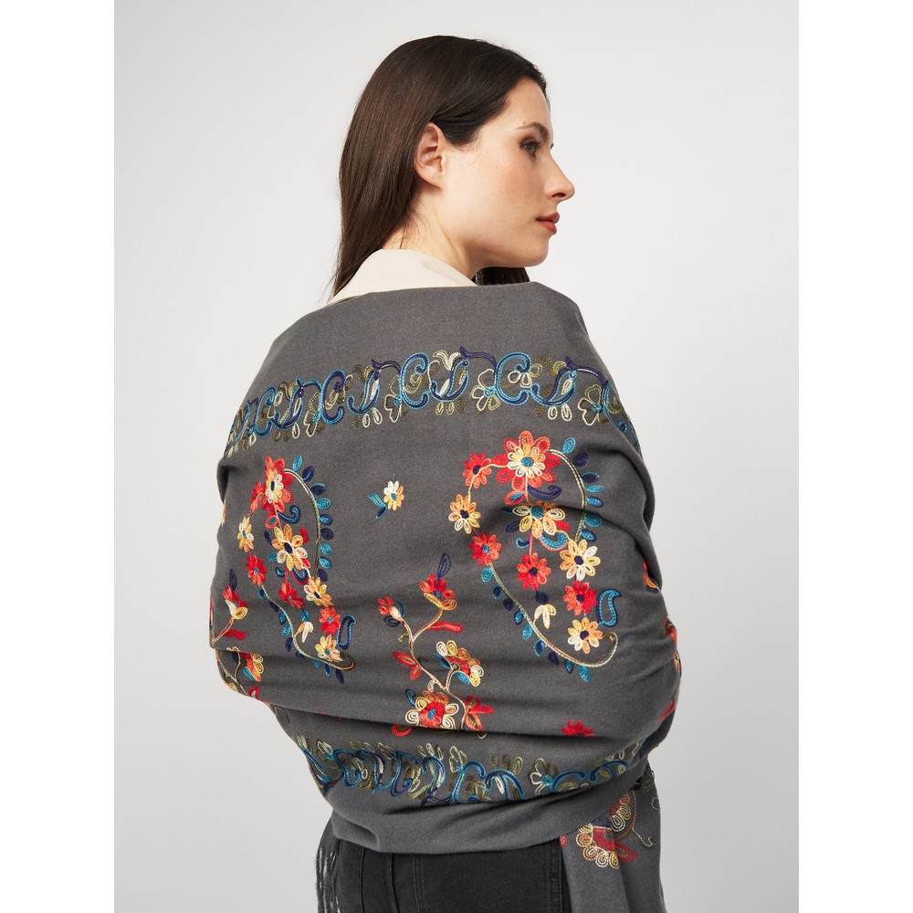 Женский шарф кашемировый антрацитовый с вышивкой 195х70 см - 2