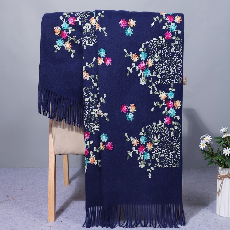 Жіночий шарф кольору нічне небо розшите квітами, 185*70 см