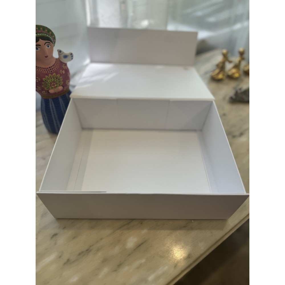 Подарункова коробка картонна біла 26*19*8 см - 2