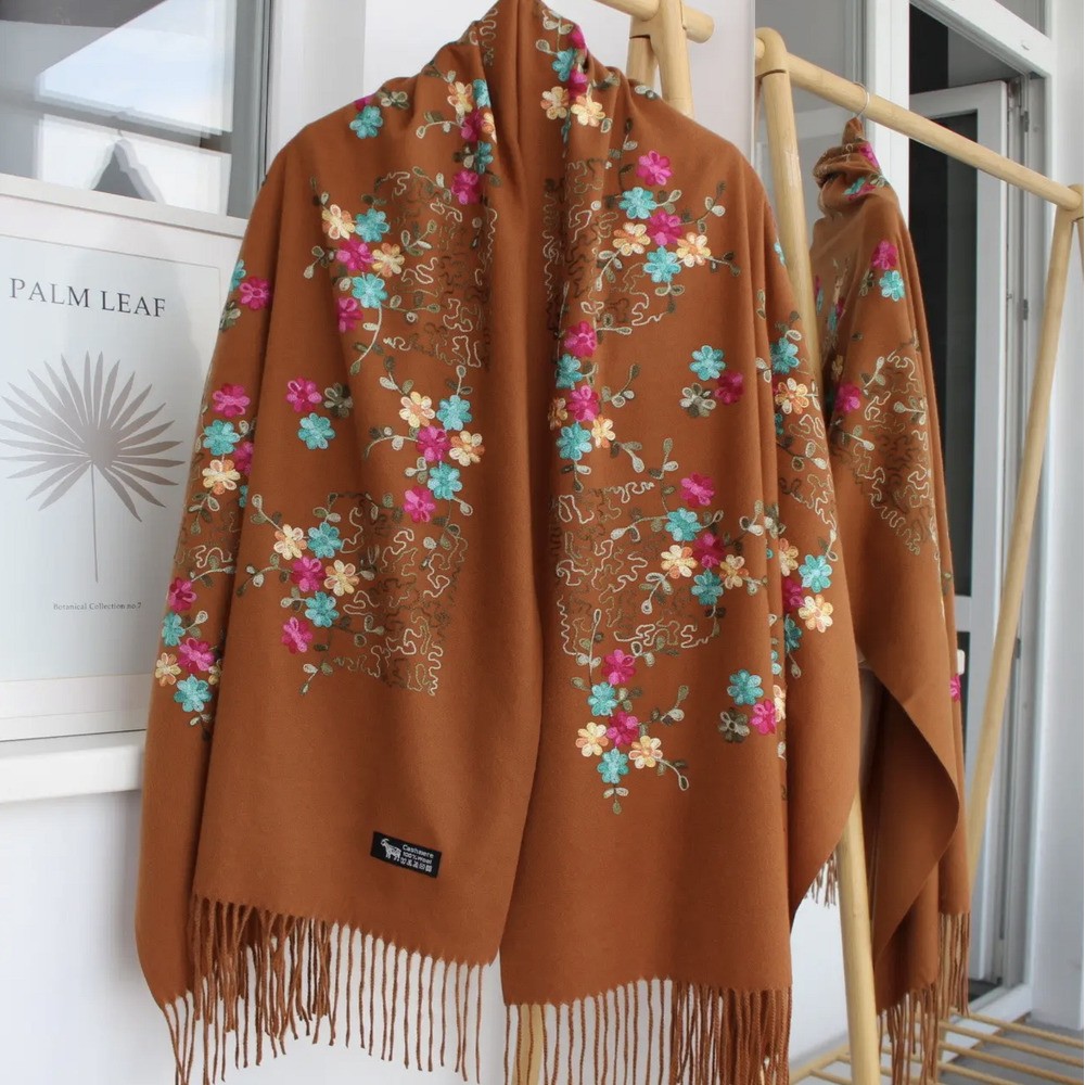 Жіночий коричневий шарф з французькою вишивкою 185х70 см