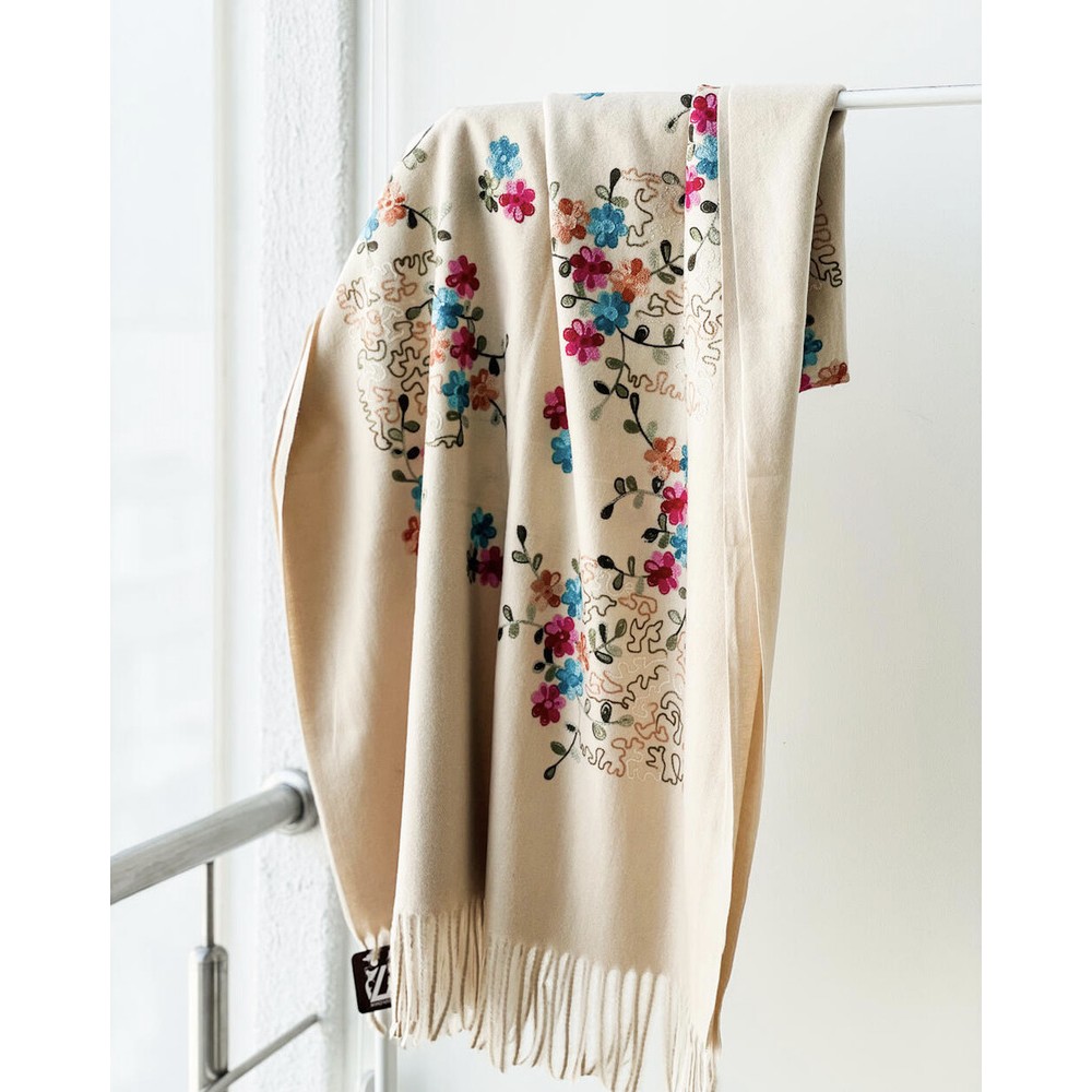 Жіночий шарф кремовий із вишивкою у французькому стилі 185х70 см