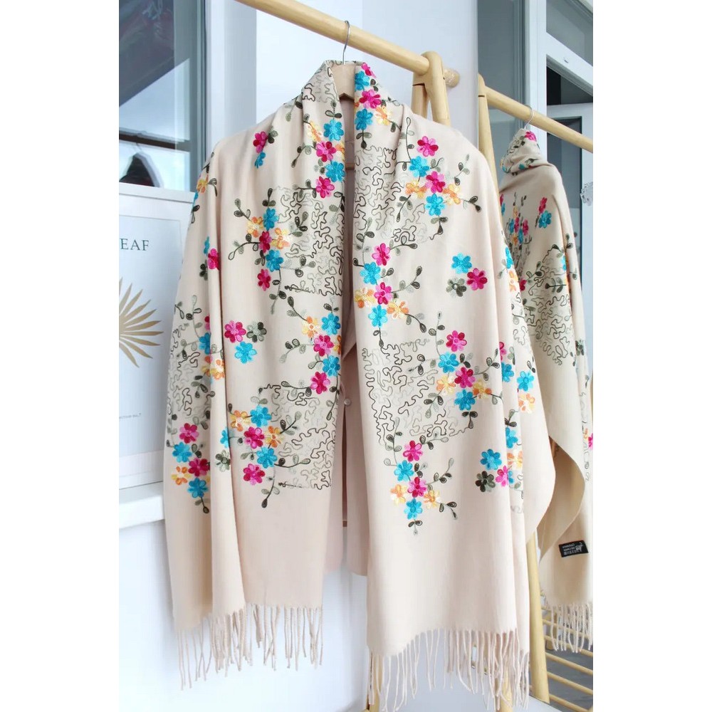 Жіночий шарф кремовий із вишивкою у французькому стилі 185х70 см - 2