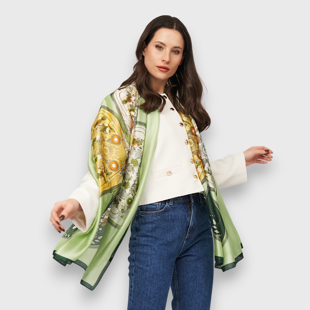 Шовковий шарф жіночий зелений із серцями квітами 