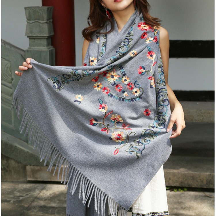 Жіночий шарф вовняний сірий розшитий квітами 195*70 см - 2