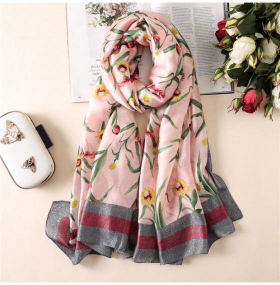 Шелковый шарф  розовый с цветочным принтом элегантный