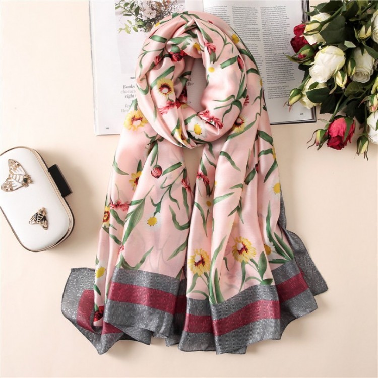 Шовковий шарф рожевий з квітковим принтом ніжний