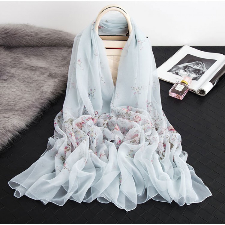 Жіночий шарф легкий блідо-блакитний з квітами 135*190см - 2