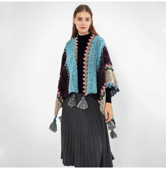 Вязаное пончо женское в стиле этно хиппи с помпонами 135*100 см