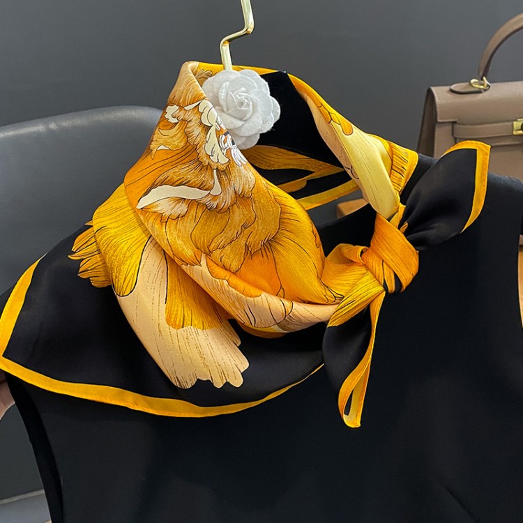 Жіноча хустка шовкова із золотою квіткою півонії 65*65 см - 2