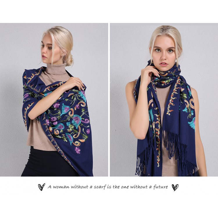 Кашеміровий шарф вишитий синій у шовкові квіти - 3